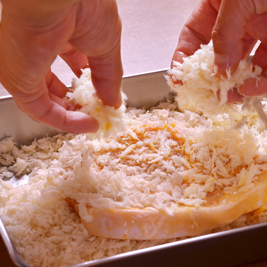 パン粉をまぶす